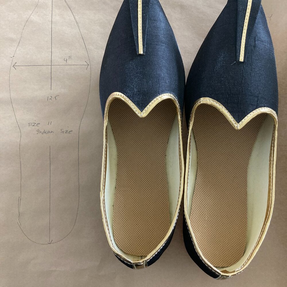 Black colored Mojari (Jutti) Indian shoes